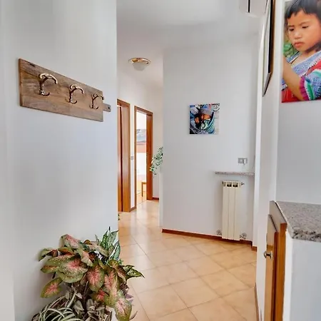 Lejlighed Trilocale In Centro A Con Balcone E Garage